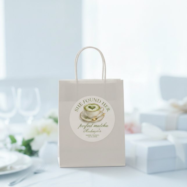Adesivo Ela Encontrou Seu Chá de Noiva Perfeito com Matcha (She Found Her Perfect Matcha Bridal Shower Classic Round Sticker by Ricaso. other sizes available)
