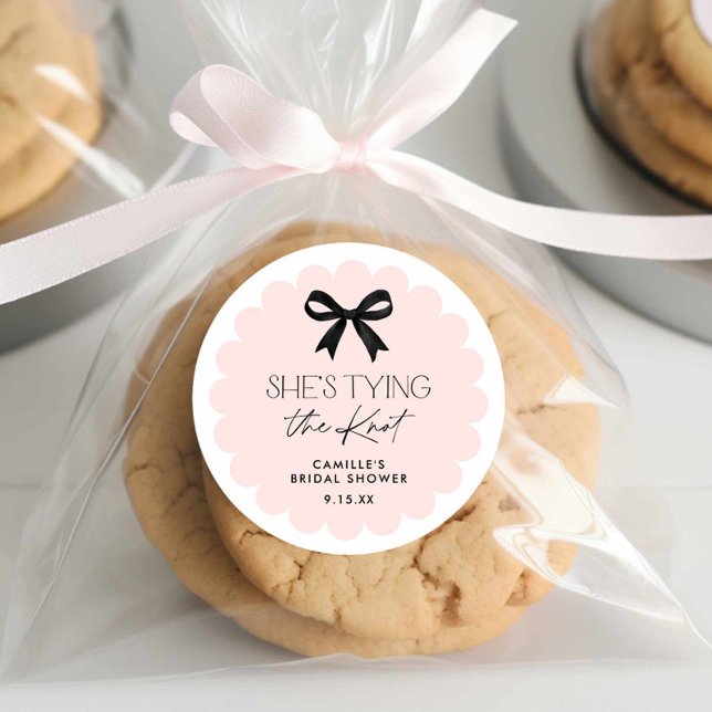 Adesivo Ela Está Dando o Nó Arco Chá de Noiva (Pink She's tying the knot round sticker)