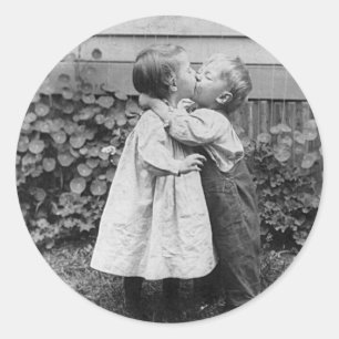 Adesivo Ela ganha o centavo, ele recebe o beijo