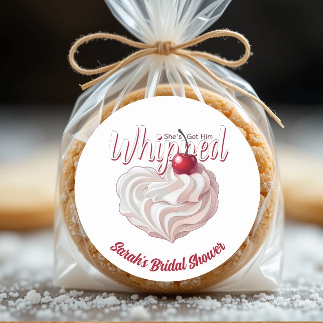 Adesivo Ela O Tem Na Palmatoria Festa de Noivado de Cereja (She's Got Him Whipped Cream Cherry Bridal Shower Classic Round Sticker
)