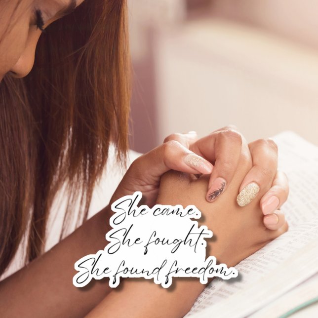 Adesivo Ela veio, lutou contra o laptop (Criador carregado)