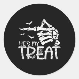 Adesivo Ele é o meu Treat Skeleton Dia de as Bruxas engraç