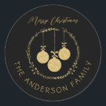 Adesivo Elegante Black Dourado Merry Christmas Family Name<br><div class="desc">Faça uma impressionante impressão com esta elegante Dourada Wreath Negra Merry Christmas Family Name design. O design captivador apresenta uma coroa enfeitada com brilho dourado e baubles festivos, criando uma mistura perfeita de sofisticação e alegria de férias. Personalize o texto e espalhe a alegria da estação com este design glamouroso....</div>