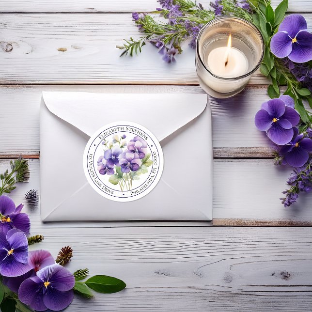 Adesivo Elegante Boho Roxo Violeta Floral Endereço de Devo (Elegant Boho Purple Violets Floral Return Address Envelope Seal Classic Round Sticker)