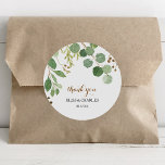 Adesivo Elegante Eucalyptus Leaf Greenery Obrigado A Favor<br><div class="desc">Este elegante obrigado verde de folha de eucalipto que você prefere um adesivo redondo clássico é perfeito para um casamento tropical. O design apresenta lindas folhas verdes de eucalipto pintadas artesanalmente, dispostas em formas geométricas, inspirando beleza natural. Faça com que a etiqueta do adesivo seja sua, incluindo seus nomes, o...</div>