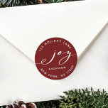 Adesivo Elegante Joy Red & White Christmas Return Endereço<br><div class="desc">Este adesivo na moda apresenta um elegante roteiro de alegria com o nome da família e o endereço de retorno em um fundo vermelho (cor de fundo alterável). Para personalização mais avançada deste design,  clique no link "personalizar mais".</div>