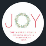 Adesivo Elegante Joy Wreath Christmas Return Address<br><div class="desc">Vinheta de férias elegante com "JOY" com as letras "J" e "Y" em uma fonte vermelha sans serif e uma aquarela pintada de verde como letra "O". Abaixo está uma modelo para seu endereço de retorno. Estes adesivos fazem selos de envelopes de excelente para os seus cartões de Natal. Elementos...</div>