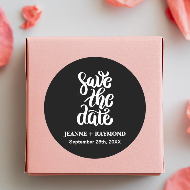 Adesivo Elegante Script Salve A Data Boho Casamento Preto (Elegant script sticker adds boho charm to black wedding save the date mail.)