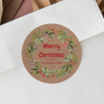 Adesivo Elegante Watercolor Wreath Christmas Classn Roun<br><div class="desc">Amoras vermelho-esverdeadas pintadas com aquarelas e ramos de inverno com vinheta da coroa de Natal. Plano de fundo de textura de papel Kraft.Personalizável!</div>