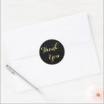 Adesivo Elegantes Favores de Festa Preto Dourado Obrigado<br><div class="desc">Personalizado,  personalizado,  tipografia elegante,  preto e dourado,  agradecimento em letra cursiva clássica adesivo redondo. Um adesivo de agradecimento elegante para selar seus favores de festa para casamento,  celebrações de aniversário,  recepções,  cerimônias,  aniversário,  chá de noiva,  chá de bebê,  feriados ou qualquer outra ocasião especial.</div>