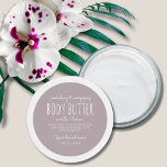 Adesivo Embalagem mínima simples manteiga lilac-body<br><div class="desc">Rótulo simples de manteiga lilac-body de embalagem minimalista. Você pode personalizá-lo com cor,  texto ou fonte de sua escolha.</div>