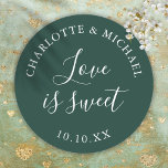 Adesivo Emerald Green Love É Um Bonito Favor De Casamento<br><div class="desc">O favorito do casamento verde-esmeralda é o doce adesivo redondo clássico. Projetado por Thisnotme©</div>