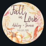 Adesivo Enamorarse Monograma Clássico Antigo Branco Casame<br><div class="desc">Adesivos de lembrancinhas de casamento com tema rústico "Fall in Love" apresentam folhagem outonal laranja e dourada, uma abóbora pintada em aquarela de outono e monograma personalizável com os nomes dos noivos e data do casamento em um fundo branco antigo. Exclusivamente desenhado para você pelo Happy Dolphin Studio. Se precisar...</div>