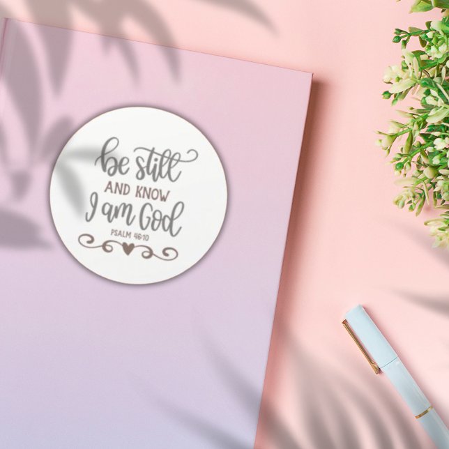 Adesivo Encorajar Bíblia Versa ✝️ Estar E Saber (Encouraging Bible Verse ✝️ Be Still And Know Classic Round Sticker)