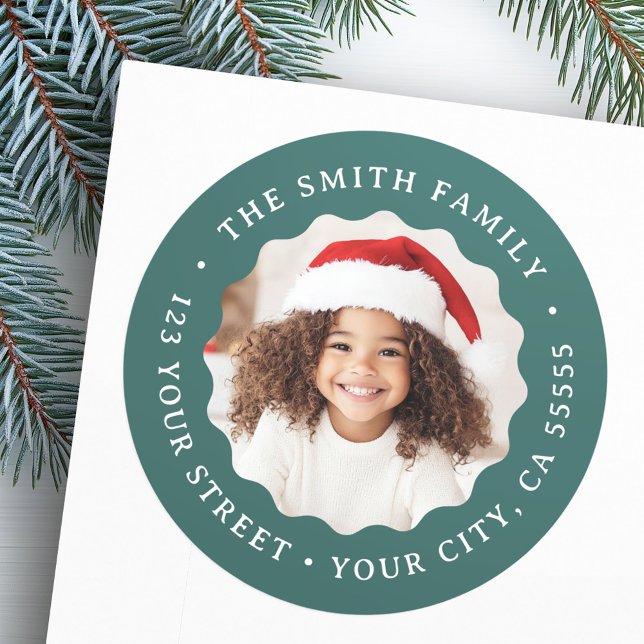 Adesivo Endereço de devolução de foto verde da fronteira a (Christmas wavy border green photo return address classic round sticker)