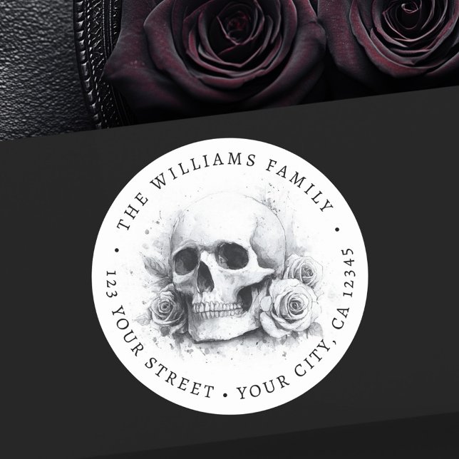 Adesivo Endereço de devolução de Halloween com caveira e r (Skull with roses Halloween return address Classic Round Sticker)