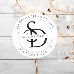 Adesivo Endereço de devolução do Monograma de Casamento Si<br><div class="desc">O Simple Wedding Monograma Return Address Classic Round Sticker é o toque perfeito para terminar qualquer papelaria de casamento de um casal. Personalizáveis com as iniciais e o nome do casal, esses adesivos apresentam um design monograma eterno que exumenta elegância. Ideal para selar envelopes, esses adesivos são uma maneira atenciosa...</div>