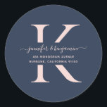 Adesivo Endereço de devolução do Monograma de Script Azul<br><div class="desc">Etiquetas modernas personalizadas de monograma azul e azul-marinho com endereço de retorno com uma fonte moderna de script. Personalizar facilmente online. Por favor,  use uma pequena letra para o seu monograma. Itens correspondentes disponíveis para complementar essas etiquetas de endereço de volta de casamento elegantes e minimalistas.</div>