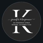 Adesivo Endereço de devolução do Monograma de Script Preto<br><div class="desc">Etiquetas modernas personalizadas de monograma preto e branco com endereço de retorno com uma fonte moderna de script. Personalizar facilmente online. Por favor,  use uma pequena letra para o seu monograma. Itens correspondentes disponíveis para complementar essas etiquetas de endereço de volta de casamento elegantes e minimalistas.</div>