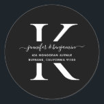 Adesivo Endereço de devolução do Monograma de Script Preto<br><div class="desc">Etiquetas modernas personalizadas de monograma preto e branco com endereço de retorno com uma fonte moderna de script. Personalizar facilmente online. Por favor,  use uma pequena letra para o seu monograma. Itens correspondentes disponíveis para complementar essas etiquetas de endereço de volta de casamento elegantes e minimalistas.</div>