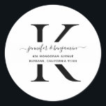 Adesivo Endereço de devolução do Monograma de Script Preto<br><div class="desc">Etiquetas modernas personalizadas de monograma preto e branco com endereço de retorno na fonte moderna de script. Personalizar facilmente online. Por favor, use uma pequena letra para o seu monograma. Itens correspondentes disponíveis para complementar essas etiquetas de endereço de volta de casamento elegantes e minimalistas.</div>