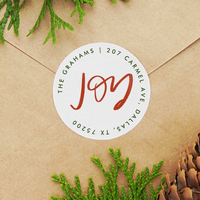 Adesivo Endereço de retorno de alegria vermelha e verde (Hand-lettered JOY Christmas holiday return address label round sticker.)