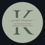 Adesivo Endereço de Retorno do Monograma do Script Verde d<br><div class="desc">Rótulos modernos personalizados do monograma verde sábio com endereço de retorno na fonte moderna do script. Personalizar facilmente online. Por favor,  use uma pequena letra para o seu monograma. Itens correspondentes disponíveis para complementar essas etiquetas de endereço de volta de casamento elegantes e minimalistas.</div>