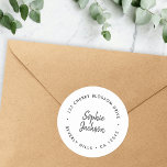 Adesivo Endereço de retorno | Envelope Selo Moderno<br><div class="desc">Uma etiqueta simples e na moda personalizada de endereço de retorno em uma fonte de script manuscrito contemporâneo em um estilo minialista moderno em um fundo branco limpo com um recurso de símbolo de ponto simples. O cúmplice de correio ou selo de envelope perfeito que pode ser facilmente personalizado com...</div>