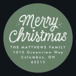 Adesivo Endereço de retorno verde do script Merry Christma<br><div class="desc">Feliz Natal em um doce roteiro com seu endereço de retorno torna o perfeito cúmplice do cartão de Natal. O script coordena-se com o cartão com fotos de Natal Merry Design de Lea Delaveris. Também disponível em outras cores com cartões de natal correspondentes.</div>