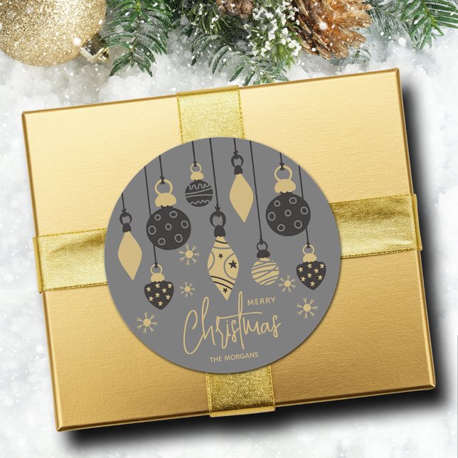 Adesivo Enfeites de natal quic nas Cinzas (Chic black and gold Christmas tree ornaments on grey round 3" sticker (1-1/2" available, too))
