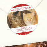 Adesivo Engraçado Cat MEOWY CHRISTMAS Foto Red Return Ende<br><div class="desc">Foto engraçada de gato Vídeo Vestido Vestido envelope com sua foto favorita de seu gato ou gatos com a saudação MEOWY CHRISTMAS em tipografia moderna, escrita à mão, destacada com estampas de pata de gato em vermelho contra um fundo branco e vermelho com luzes e estrelas. ASSISTÊNCIA: Para obter ajuda...</div>