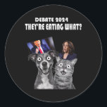 Adesivo Engraçado Debate Eleição 2024 Pets Dog Cat Eles sã<br><div class="desc">Engraçado Debate Eleição 2024 Pets Dog Cat Eles estão comendo o que</div>