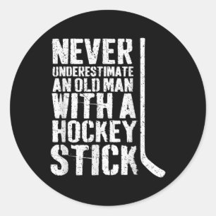 Adesivo Engraçado Nunca Subestimar Um Velho Com Hóquei