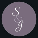 Adesivo Envelope Casado Marcado Foca-Cola<br><div class="desc">Vinheta selada de envelope de beringela púrpura escura com as iniciais da noiva e do noivo. Se você quiser ver este design em outro estilo ou me enviar um e-mail colorido em orchardgreetings@gmail.com. Eu ficaria feliz em ajudá-lo.</div>