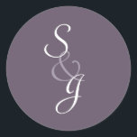 Adesivo Envelope Casado Marcado Foca-Cola<br><div class="desc">Vinheta selada de envelope de beringela púrpura escura com as iniciais da noiva e do noivo. Se você quiser ver este design em outro estilo ou me enviar um e-mail colorido em orchardgreetings@gmail.com. Eu ficaria feliz em ajudá-lo.</div>