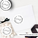 Adesivo Envelope de Casamento de Monograma Chic/Adesivo de<br><div class="desc">Um monograma elegante de envelope de casamento e adesivo de favor. Design com um belo monograma desenhado à mão com as iniciais do casal e uma seção de texto personalizada abaixo, que pode ser usada para a data ou uma mensagem curta como "Obrigado por vir!" Duas opções de tamanho e...</div>