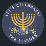 Adesivo Envelope de Convite Seal Menorah | Hanuakkah<br><div class="desc">Este selo de envelope de convite de festas apresenta a tipografia moderna de blocos, um buquê floral divertido e a menorah de aquarela. Personalize o texto e/ou a cor de fundo. Para personalizar a cor de fundo azul do marinho, escolha a ferramenta personalizar e selecione qualquer uma de suas opções....</div>