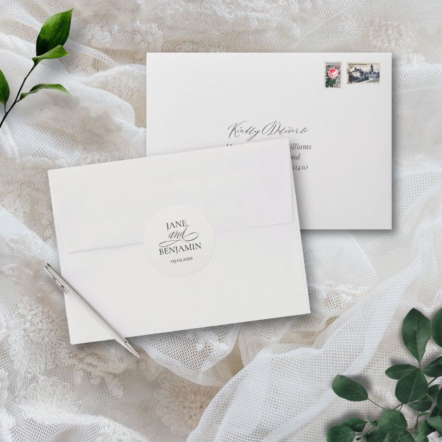 Adesivo Envelope Simples de Casamento Preto e Branco (These elegant, minimalist envelope seals will add a touch of class to your wedding invitations)