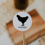 Adesivo Escolha de Refeição de Casamento de Galinha<br><div class="desc">Estes adesivos de escolha de refeição de frango são perfeitos para um casamento rústico. O design apresenta um ícone de frango com o nome do prato listado abaixo (opcional). Coloque-os na frente ou atrás dos seus convidados e coloque cartões para que eles recebam a refeição correta na sua recepção.</div>