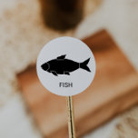 Adesivo Escolha de Refeições de Casamento de Peixes<br><div class="desc">Estes adesivos de escolha de refeição de peixe são perfeitos para um casamento rústico. O design apresenta um ícone de peixe com o nome do prato listado abaixo (opcional). Coloque-os na frente ou atrás dos seus convidados e coloque cartões para que eles recebam a refeição correta na sua recepção.</div>