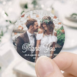 Adesivo Escrito Retro Elegante e Casamento Fotográfico Obr<br><div class="desc">Adicione um toque personalizado elegante ao casamento, agradeça aos cartões e favoritos para festas de recepção com adesivos fotoredondos/selos de envelopes personalizados. O quadro e toda a redação desta modelo são simples de personalizar. "Obrigado" pode ser mudado para amar & obrigados, bem-vindo, as iniciais do casal, outro texto, ou pode...</div>