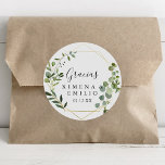 Adesivo Espanhol Verde Tropical Obrigado Favor De Casament<br><div class="desc">Este obrigado verde tropical espanhol, que o teu casamento a favor de um adesivo redondo clássico é perfeito para um casamento moderno. A design apresenta lindas folhas verdes pintadas à mão, enfeitando um quadro geométrico dourado. Faça com que a etiqueta do adesivo seja sua, incluindo seus nomes, o evento (se...</div>