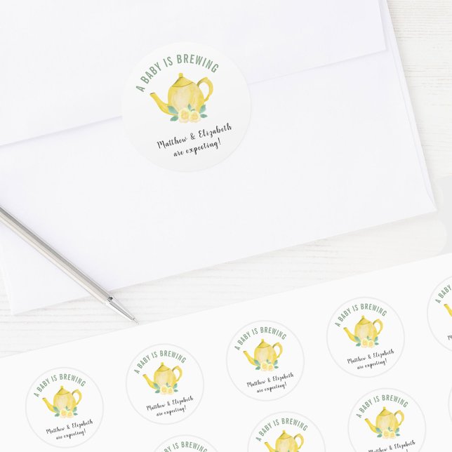 Adesivo Esperamos que um bebê esteja criando bule amarelo (Criador carregado)