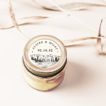 Adesivo Esquema Montanhês | Casamento Personalizado<br><div class="desc">Os autocolantes russos para o seu casamento ao ar livre,  floresta ou aventureiro,  uma ilustração feita à mão de picos de montanha,  pinheiros e um rio fluido,  com seus nomes e data de casamento em letra de bloco.</div>