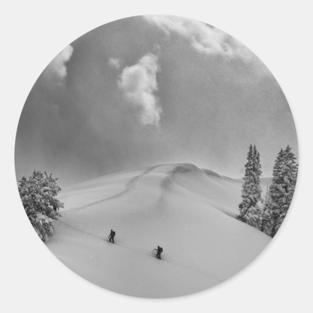 Adesivo Esquiadores de backcountry em neve fresca (Frente)