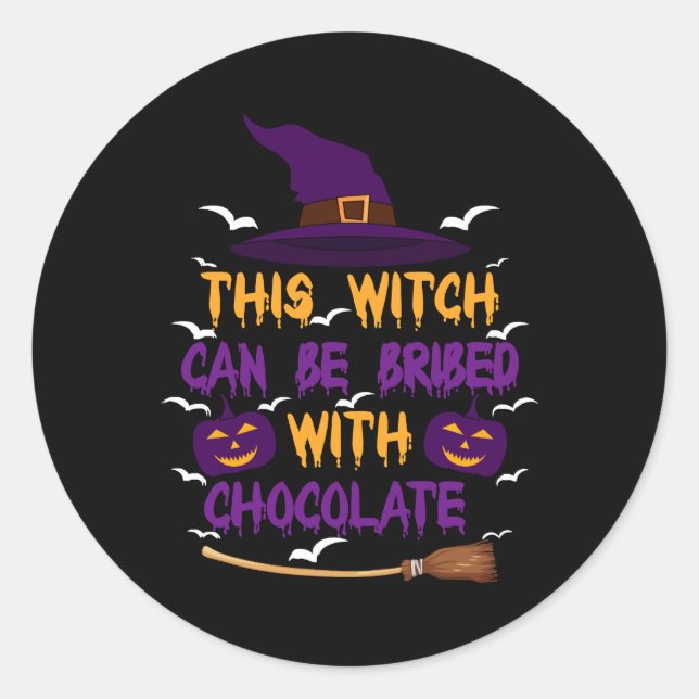 Adesivo Essa Bruxa Pode Ser Subornada Com Chocolate Hallow (Frente)