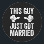 Adesivo Esta Cara Acabou De Se Casar Com A Camisa De Recem<br><div class="desc">Esta Cara Acabou De Se Casar Com A Camisa De Recem casados Do Chaleiro</div>