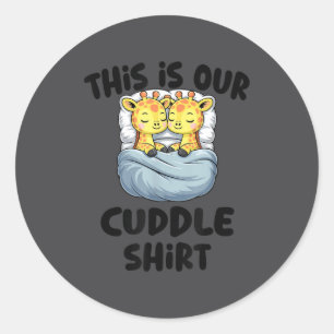 Adesivo Esta É Nossa Camisa de Cuddles Casal de Girafa Fof