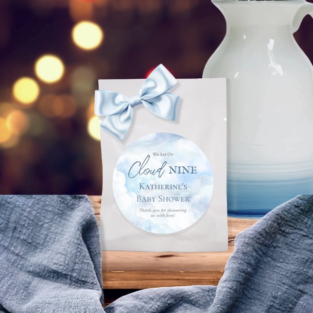 Adesivo Estamos No Chá de fraldas Nine Blue Boy ("We Are On Cloud Nine"  Blue Boy Baby Shower Favor Classic Round Sticker)