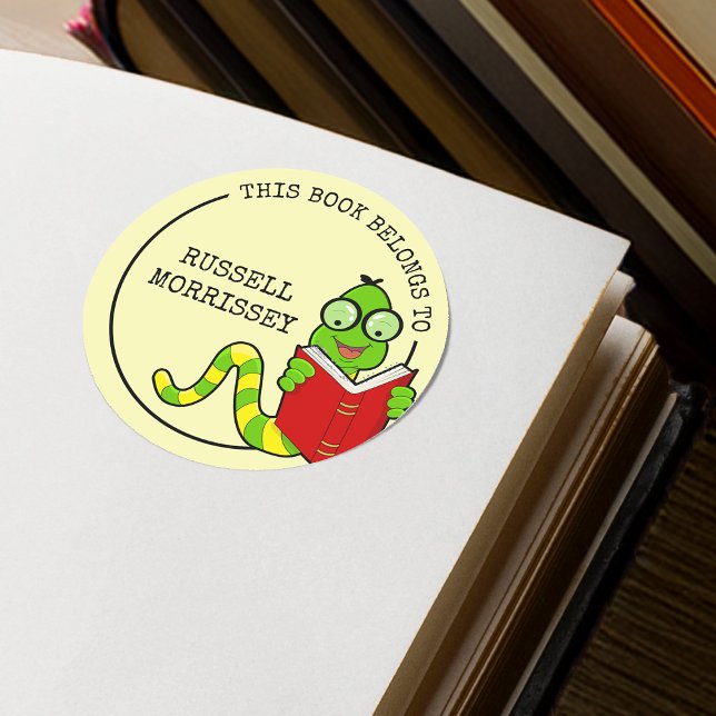 Adesivo Este Livro Pertence Ao Bookworm (This Book Belongs To Bookworm Classic Round Sticker)